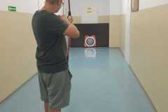 Chlopiec-mierzy-do-celu-4