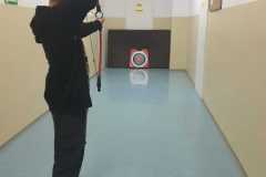 Chlopiec-mierzy-do-celu