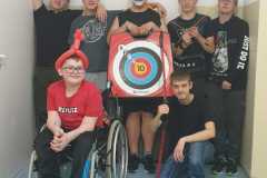 Siedmiu-uczniow-stoi-i-trzyma-cel-luczniczy