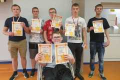 Szesciu-uczniow-stoi-i-trzyma-dyplomy