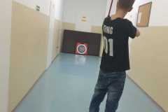 Uczen-mierzy-do-celu